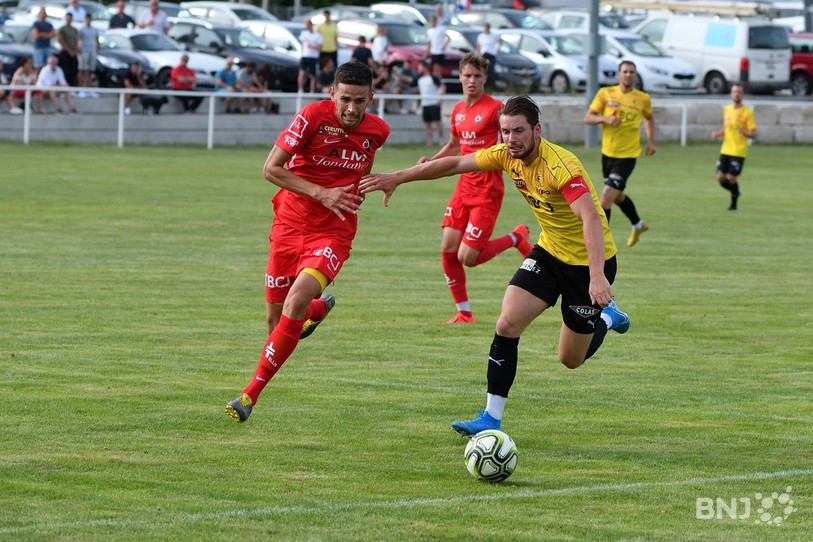 Le FC Bassecourt de Nolan Erard (en jaune) et les SR Delémont de Nicolas Enderlin vont rester au chaud ce week-end (photo : archives/Georges Henz).