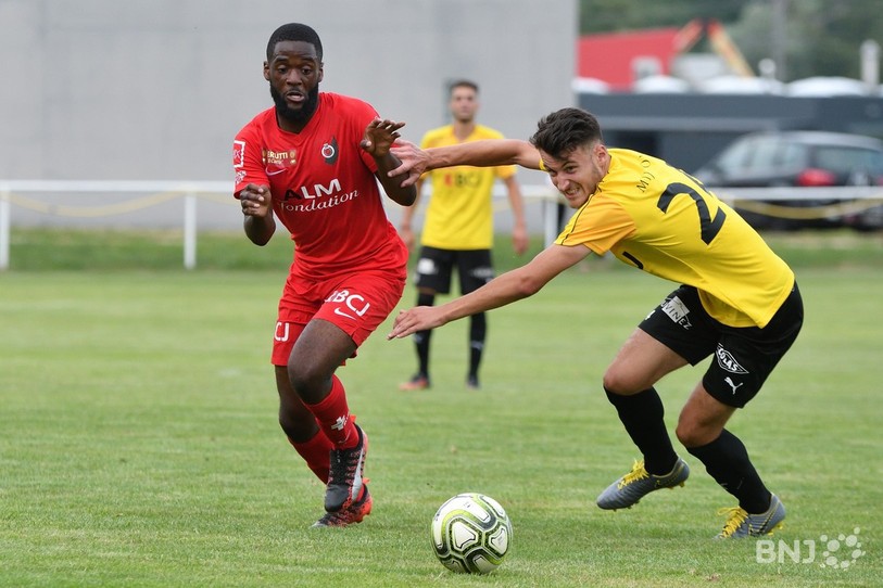 Deux nouvelles recrues au duel : Astor Kilezi (en rouge) déborde Jordan Perrony (photo : Georges Henz).