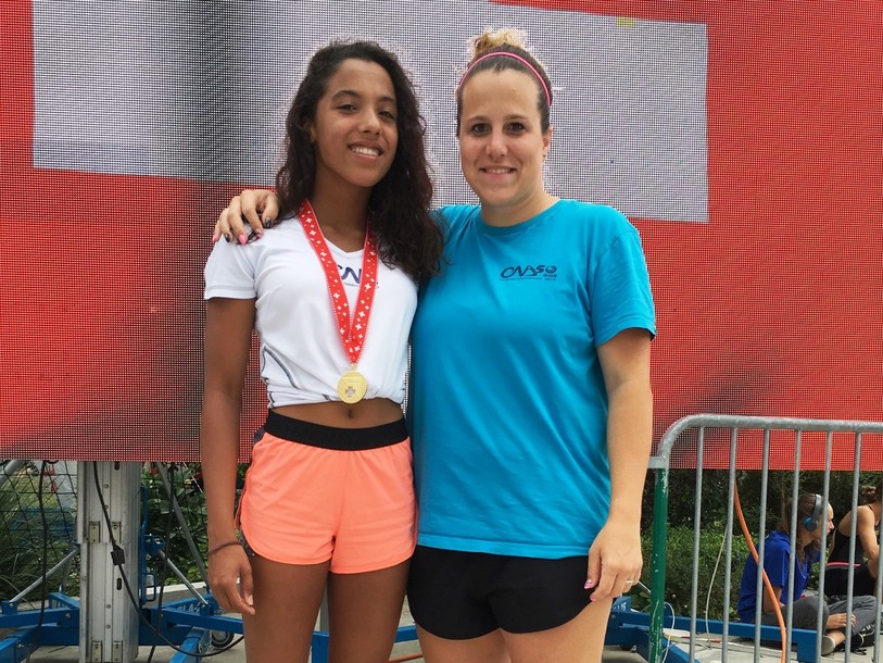 Kalyssa Griffis, qui arbore fièrement sa médaille d'or, aux côtés de son entraîneure, Lisiane Ribaut.