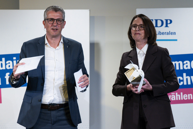 Benjamin Mühlemann et Suzanne Vincenz-Stauffacher ont été élus ce samedi à la co-présidence du PLR suisse. (Photo : KEYSTONE / Peter Schneider)