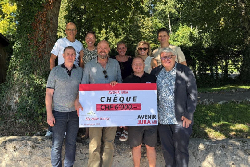 Avenir Jura a remis officiellement un chèque de 6'000 francs à Pro Senectute Arc Jurassien, et un chèque de 10'000 francs à la Croix Rouge jurassienne. (Photo : Avenir Jura)