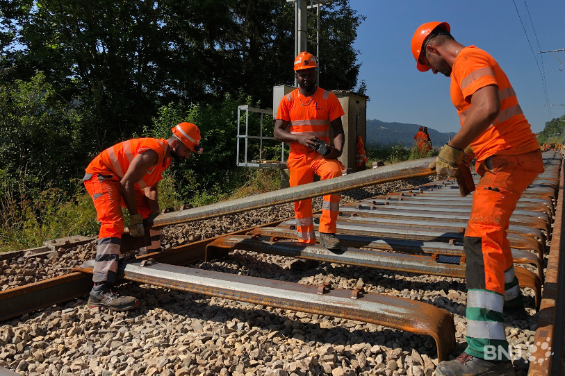 Les ouvriers posent des traverses métallique tous les 60 cm, sur lesquelles seront ensuite fixés les rails.