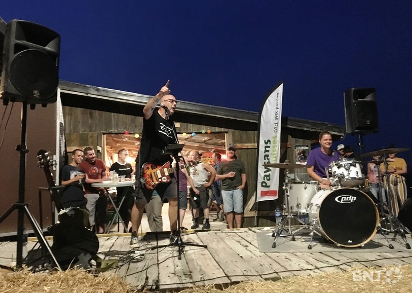 Christophe et Tiffany Meyer se sont produits dans la ferme d'Aline et Didier Erard mercredi soir.