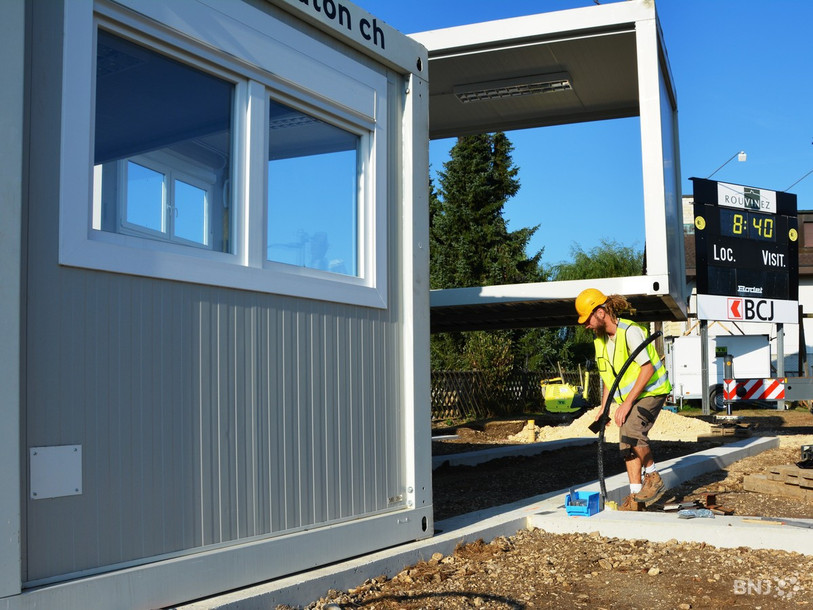 En attendant la fin des travaux, les vestiaires se trouveront encore dans les containers provisoires installés en août 2018.