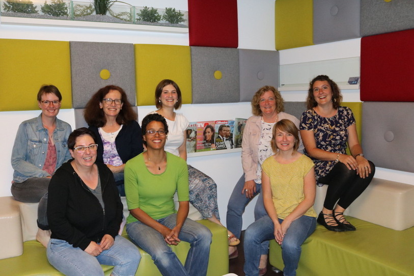 Le comité au complet, avec de gauche à droite: rang du haut: Isabelle Geiser, Christine Schaeren, Saralina Thiévent, Danielle Vaucher, Nathalie Mercier ; rang du bas: Valérie Fahrni, Valérie Piccand et Mariella Broglie Gerber. (Photo: coopérative « Autrement »)