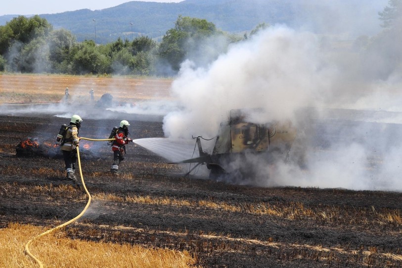 Un champ a été la proie des flammes vendredi près de Laufon. Une presse à balle de paille a pris feu vers 13h. Le sinistre a rapidement été maîtrisé. (Photo : Police cantonale de Bâle-Campagne)