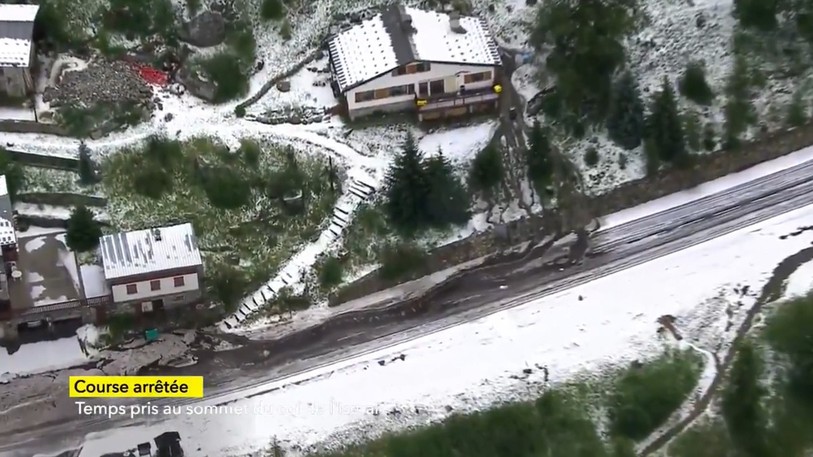 La grêle a recouvert la route du Tour (photo : Twitter Tour de France).