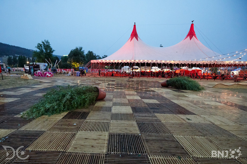 Les festivaliers ont du quitter l'enceinte du festival temporairement. (Photo: Damien Carnal)
