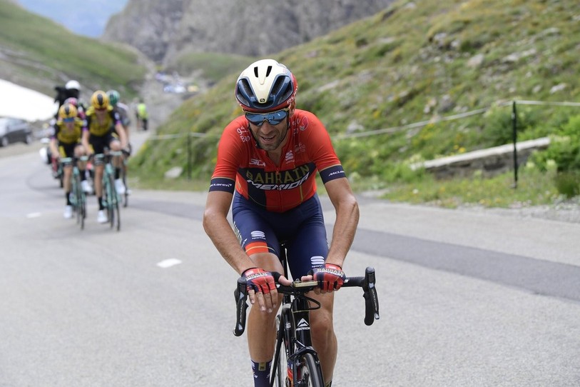 Vincenzo Nibali a su serrer les dents pour passer la ligne en tête samedi à Val Thorens. (Photo: Twitter/Team Bahrain Merida)