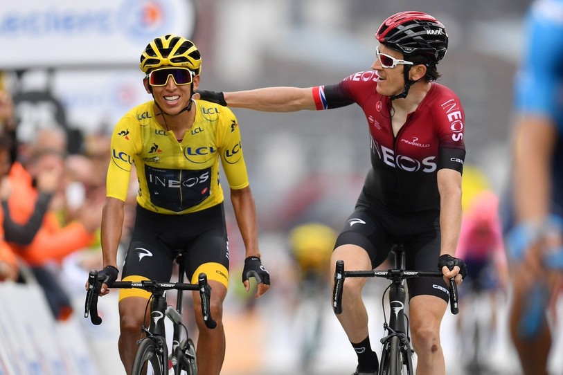 Egan Bernal, félicité à l'arrivée par Geraint Thomas, va succéder à son coéquipier dans le palmarès du Tour de France ! (Photo: Twitter/Team Ineos)