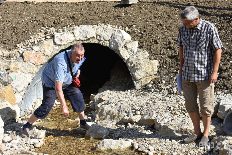 Philippe Fallot (à gauche), chef de projet forêt, nature et paysage à l’Office des ponts et chaussées du canton de Berne, ainsi que Bruno Holenstein, ingénieur forestier mandaté par le canton sont sur le tracé du cours d'eau de la Queue à Court qui a été revitalisé et sécurisé.