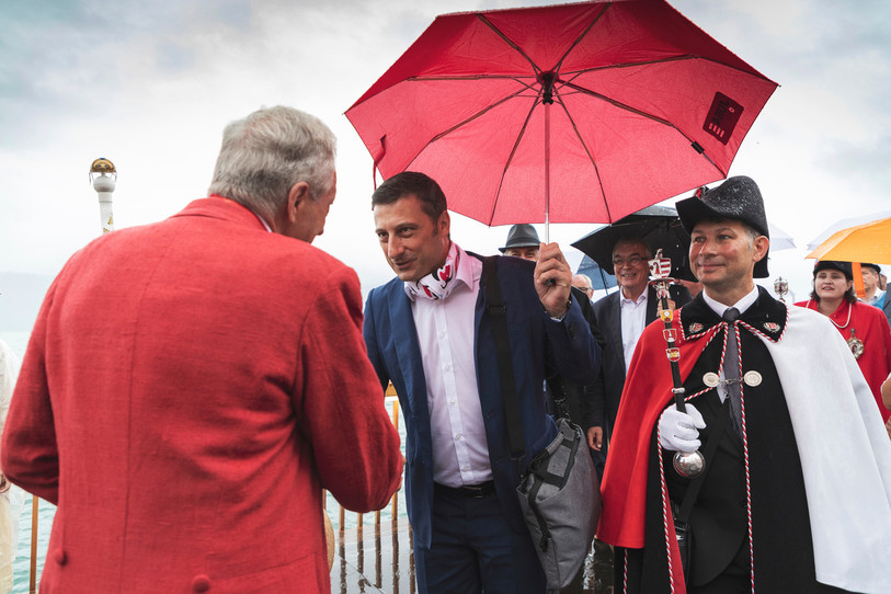 Le président du Gouvernement jurassien Jacques Gerber accueilli durant la Fête des vignerons. (Photo: Fête des vignerons- Claude Durgniat)