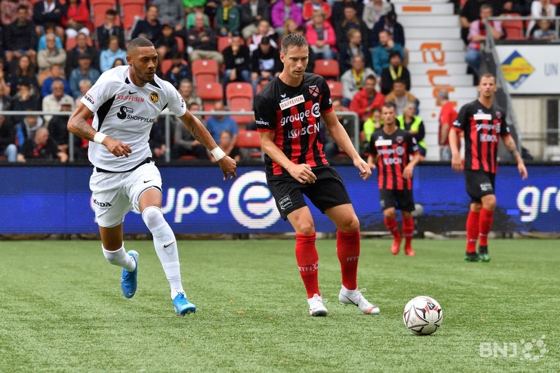Guillaume Hoarau (sorti après un peu plus d'une demi-heure de jeu) et ses coéquipiers ont pris le dessus sur le Xamax de Charles-André Doudin. (Photo: Georges Henz)