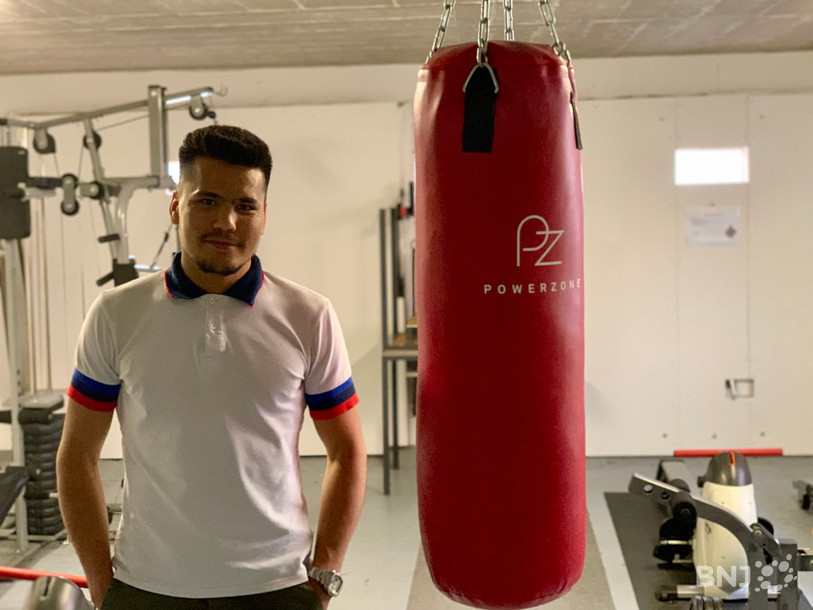 Apprenti mécanicien, Assad est passionné de kick boxing.