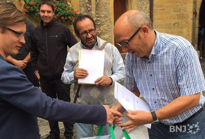 Photo: archives. Le vice-chancelier de l'État de Neuchâtel, Pascal Fontana (à droite), lors d'une remise de signatures au château, le 27 juillet 2017.
