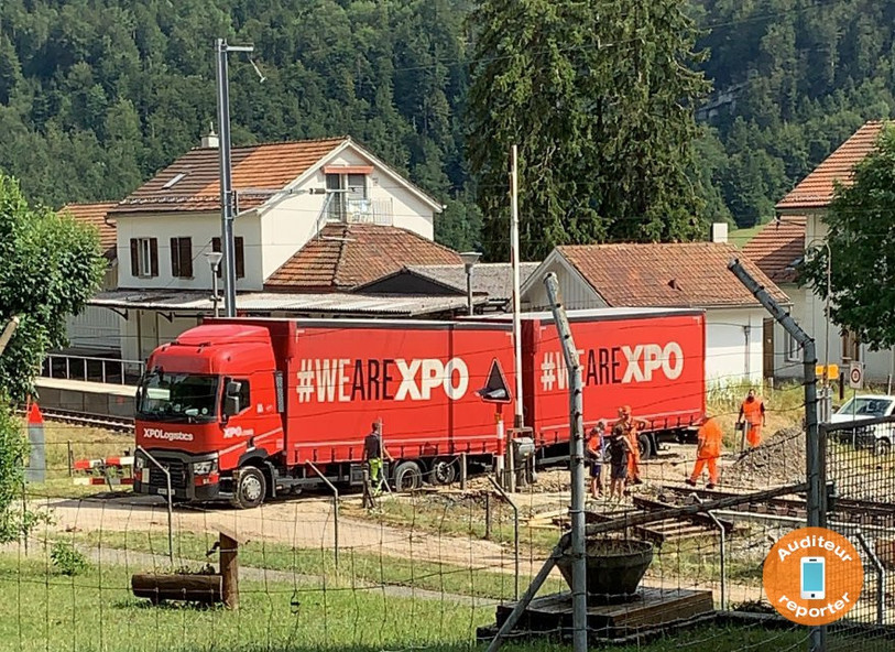 Le camion a été tracté afin de le sortir de sa mauvaise position. (Photo: auditeur reporter)