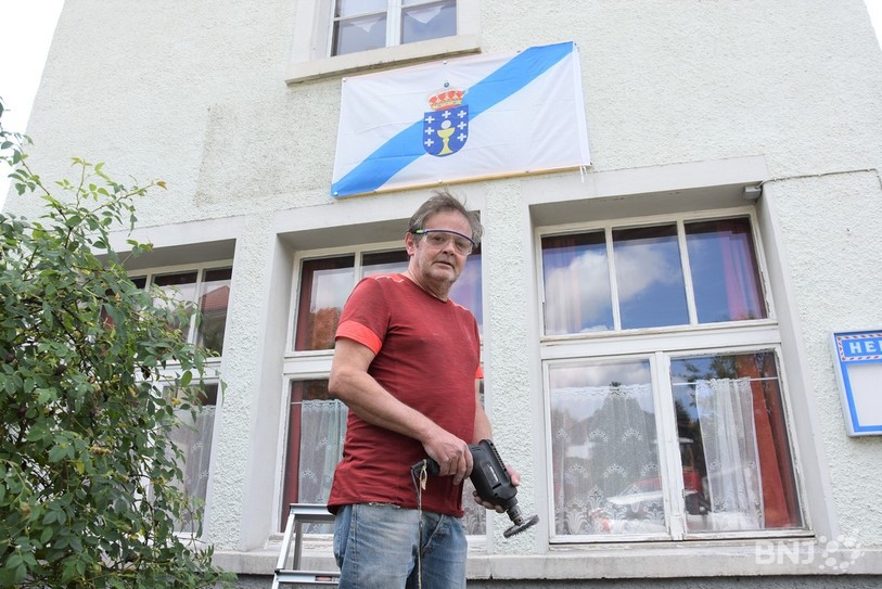 Juan Estevez en plein travaux devant l'ancienne pizzeria où le drapeau galicien trône désormais fièrement.