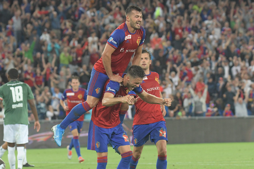 Albian Ajeti saut sur les épaules de Ricky van Wolfswinkel sous les yeux de Valentin Stocker : le FC Bâle vient de marquer le but victorieux de ce duel (photo : www.fcb.ch).