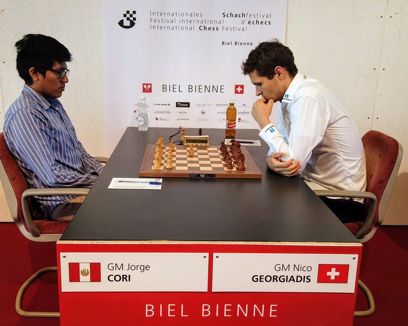 Nico Georgiadis (à droite) a battu son adversaire Jorge Cori 3-0. (Photo : Festival d'échecs de Bienne).