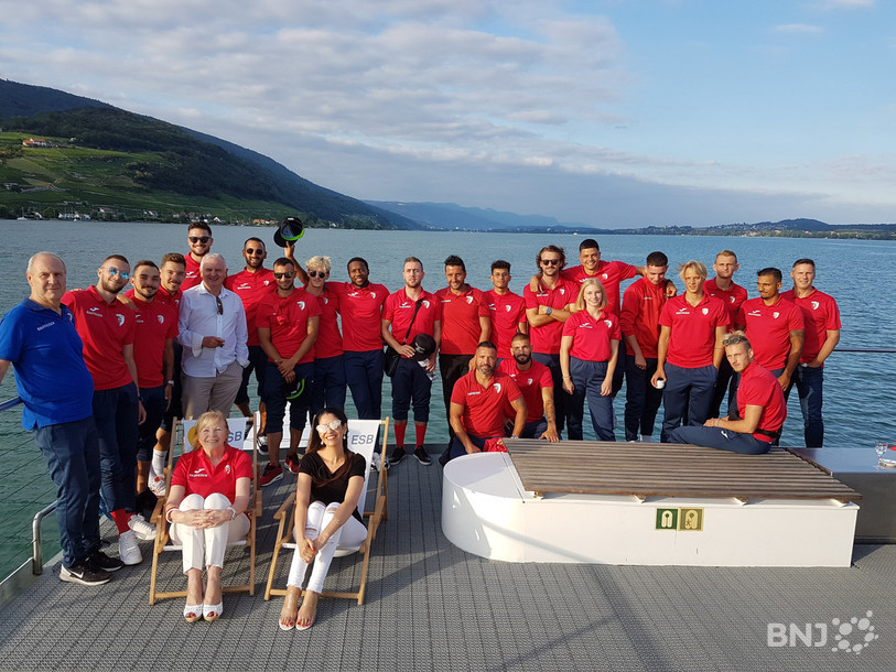 Le FC Bienne version 2019-2020 lors de la présentation officielle de l'équipe sur le lac de Bienne.
