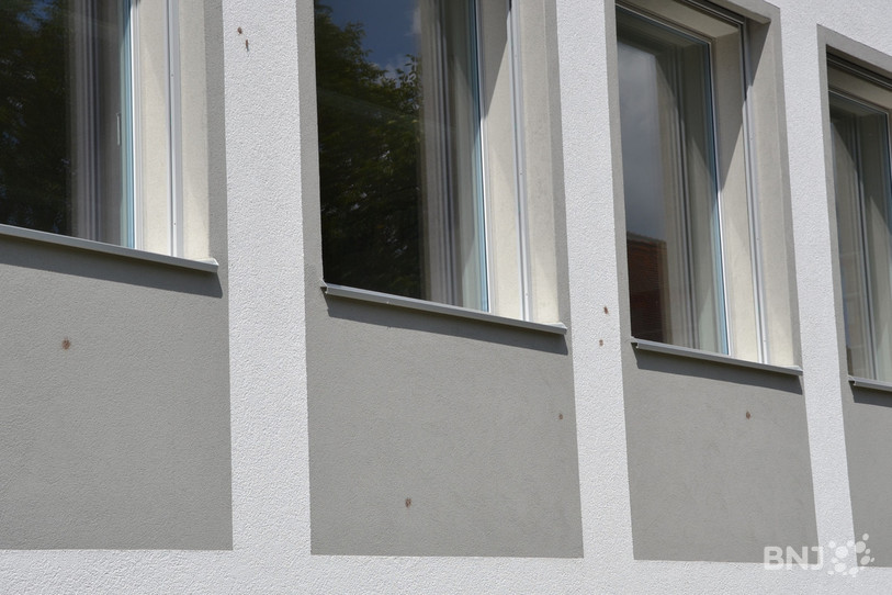 Plusieurs impacts sont bien visibles sur la façade.