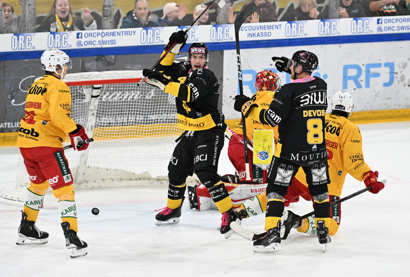 Julius Nättinen vient de marquer le deuxième but du HC Ajoie. Soulagement ! (Photo : Georges Henz)
