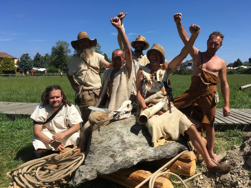 Les six hommes de l'association Pierre à feu sont parvenus à convoyer le menhir de Neuchâtel à Gletterens, grâce à des techniques ancestrales. (Photo: Yves-Alain Dürig)