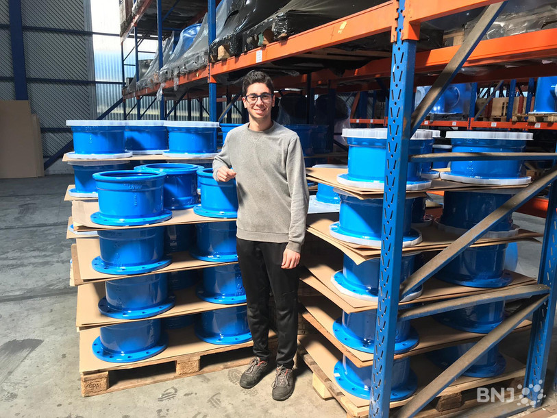 Dans l’entreprise où il travaille cet été, Loris remplit des stocks pour aider les employés.