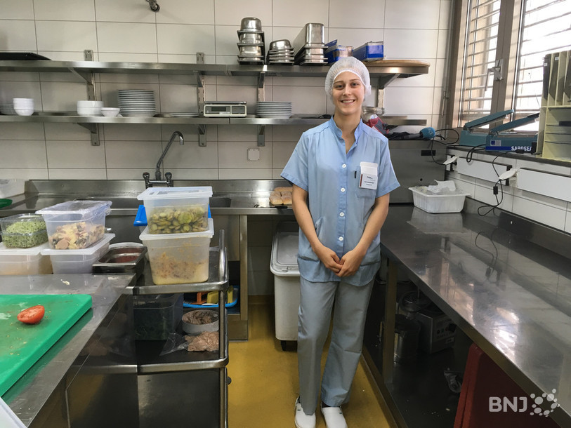 En cuisine, Léa apprend à préparer des salades et des sandwichs, mais elle doit aussi faire la plonge.