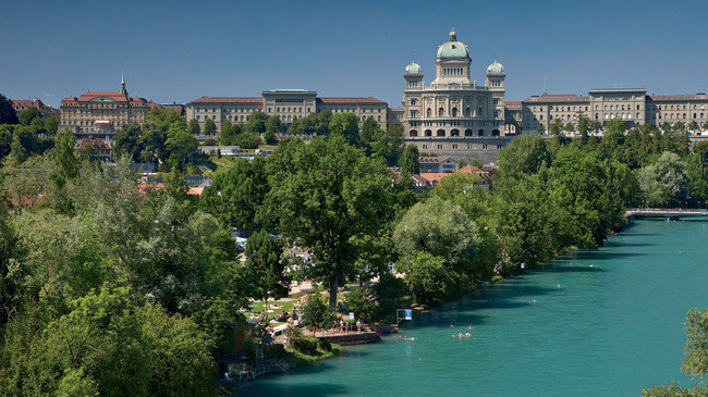 L'Aar attire les baigneurs à Berne en été. (Photo: myswitzerland.com)