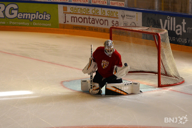 Le gardien Tim Wolf a effectué son tout premier entraînement sous le chandail du HC Ajoie.