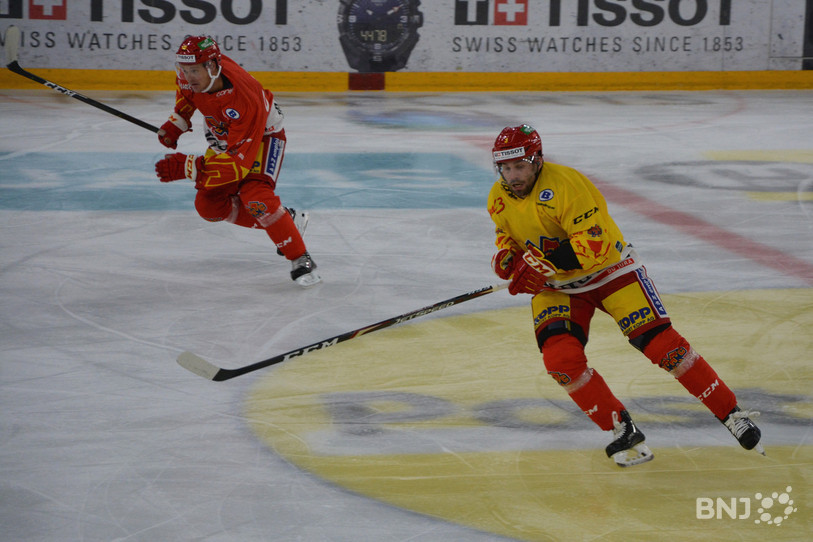 Peter Schneider (en jaune) n'évoluera plus dans l'équipe du HC Bienne.