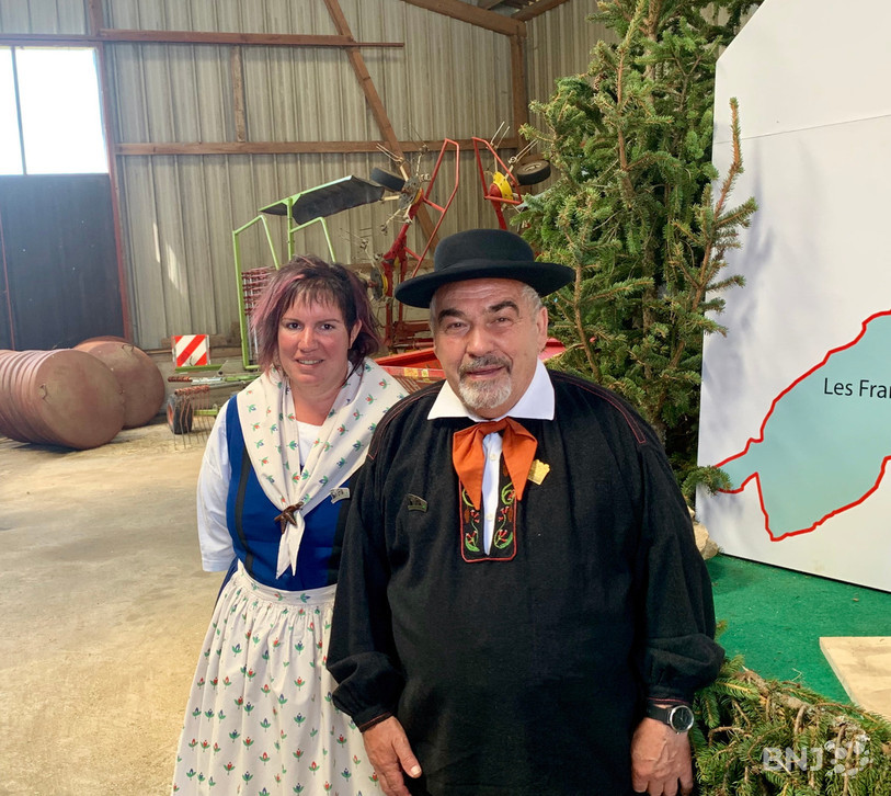 Muriel Tschudi et Ignace Froidevaux devant le char de l'ACCJU, qui sera dévoilé dimanche.