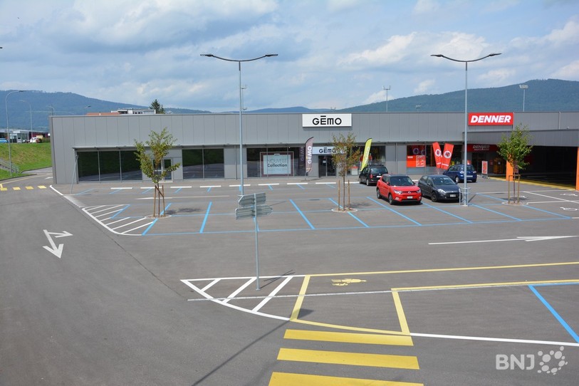 Certaines vitrines du centre commercial de Courrendlin sont encore vides.