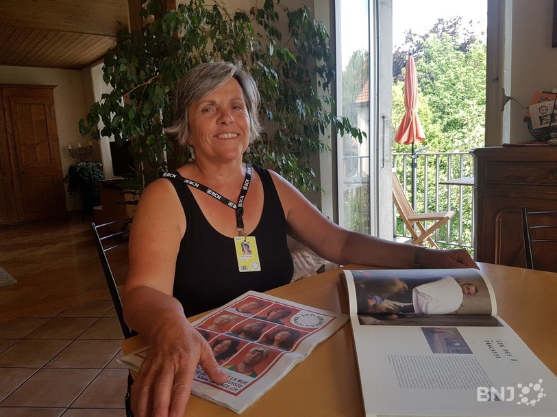 Badge des bénévoles, programme et livre anniversaire de la photographe chaux-de-fonnière Brigitte Ramseyer, Yvette Ratzé vit au rythme du festival de la Plage des Six Pompes en accueillant bénévoles et artistes chez elle.