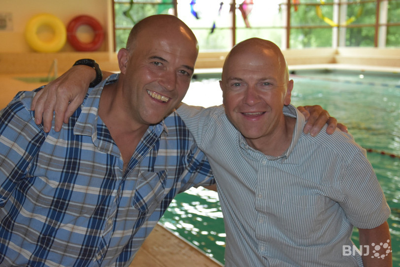 Jean-Luc Gyger (à gauche) en compagnie de Jacques-Henri Jufer à la piscine de l'Orval de Valbirse.