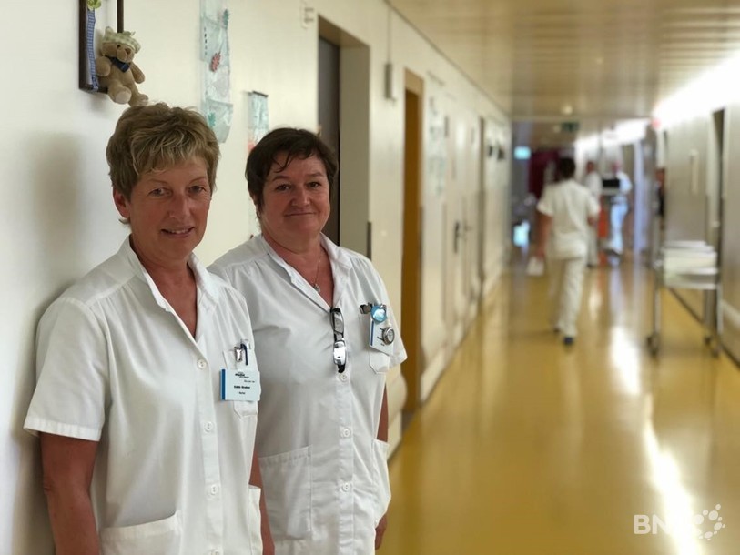 Edith Graber (à gauche) et Dominique Rais, nurses à l'Hôpital du Jura à Delémont, accompagnent mères et enfants après l'accouchement.