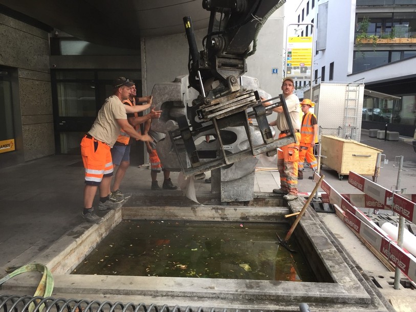 La Baume, de l’artiste Fred Perrin, trône devant le bâtiment de La Poste sur la place de la gare à Delémont (photo : SP).