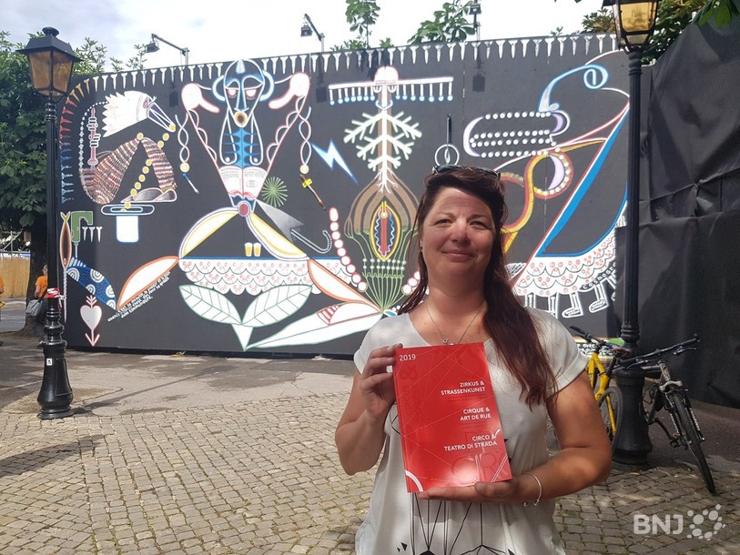 Jennifer Wesse, la présidente de la FARS, la Fédération des arts de la rue suisses ici sur le site de La Plage des Six Pompes.