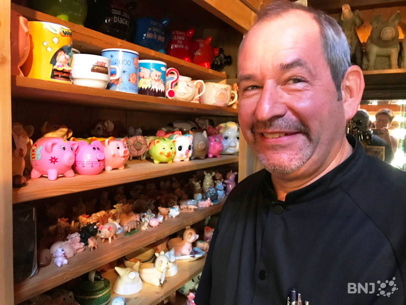 Boucher charcutier à Saint-Blaise, Alexandre Léger a réuni une impressionnante collection de cochons, plus de 5000 pièces. 