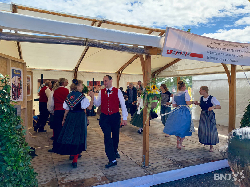 La Fédération nationale des costumes suisses propose notamment des démonstrations de danse sur son stand.