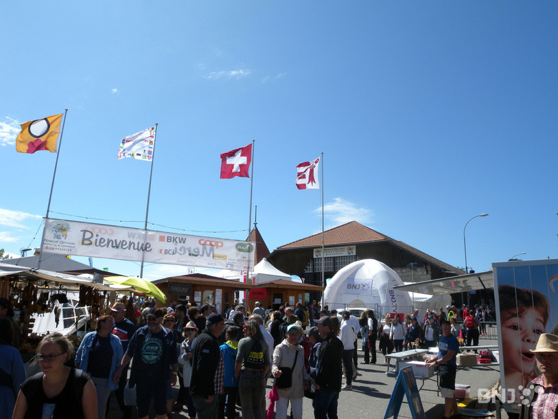 Le public se presse samedi aux abords de la halle-cantine.