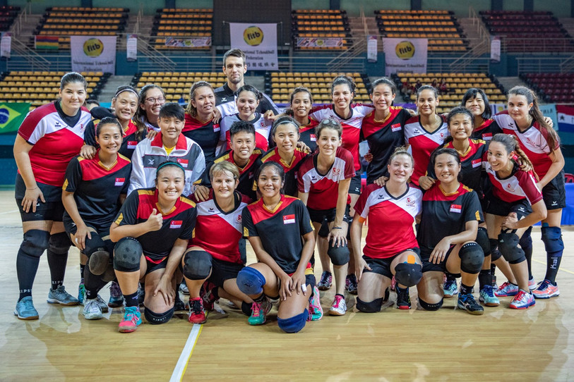 Les équipes féminines de Suisse et Singapour à la fin de la petite finale. Photo : David Sandoz