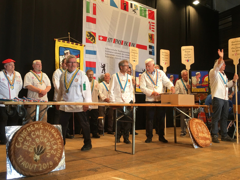 La Confrérie des chevaliers du bon pain a intronisé de nouveaux membres au Marché-Concours. (Photo : Confrérie des chevaliers du bon pain).