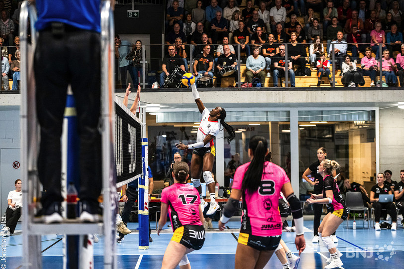 Contre le NUC, les joueuses du VFM ont porté un maillot rose spécial à l'occasion d'octobre rose. (Photo : Jonathan Vallat.)