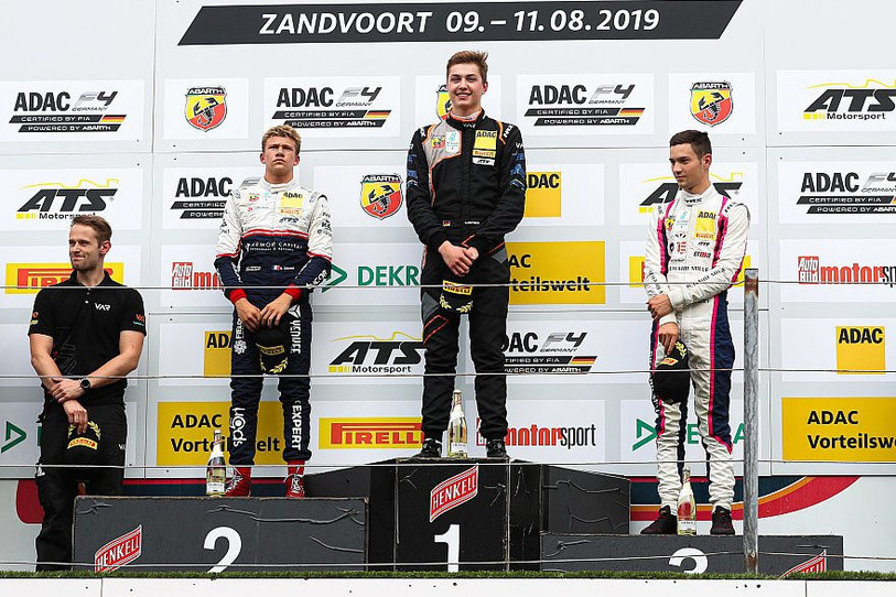 Grégoire Saucy sur la 3e marche du podium à Zandvoort (photo : ADAC Formel 4).