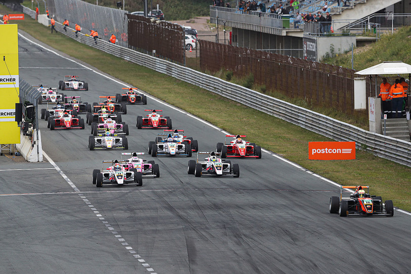 Grégoire Saucy (14) défend sa position au premier virage (photo : ADAC Formel 4).