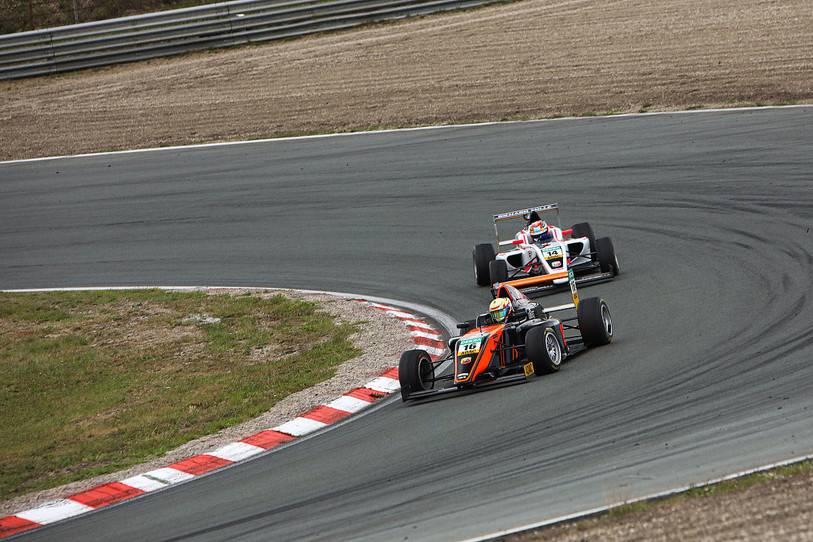 Grégoire Saucy (14) met la pression sur le leader de l'épreuve (photo : ADAC Formel 4).