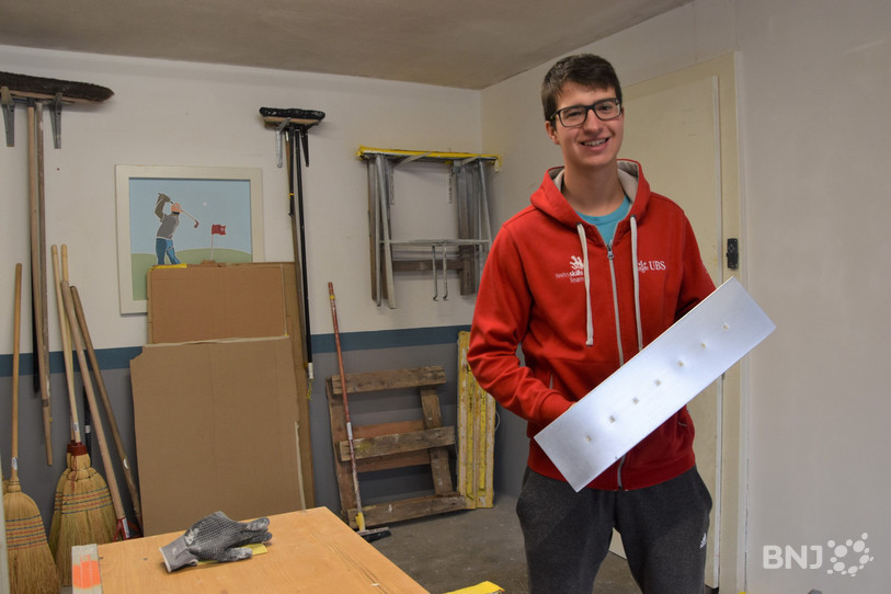 Loris Glauser avec ses outils de travail et les couleurs suisses.