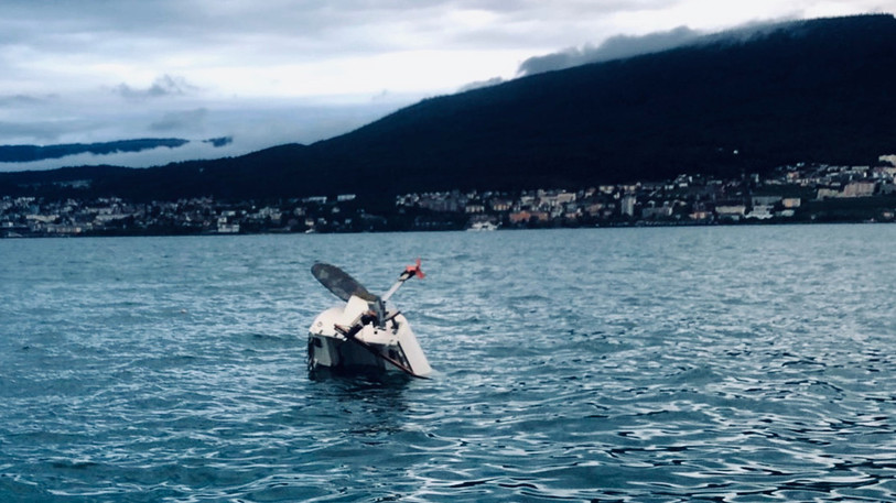 Un navire a chaviré au large de Hauterive dimanche après-midi. (Photo : Sauvetage Bas-Lac de Saint Blaise)